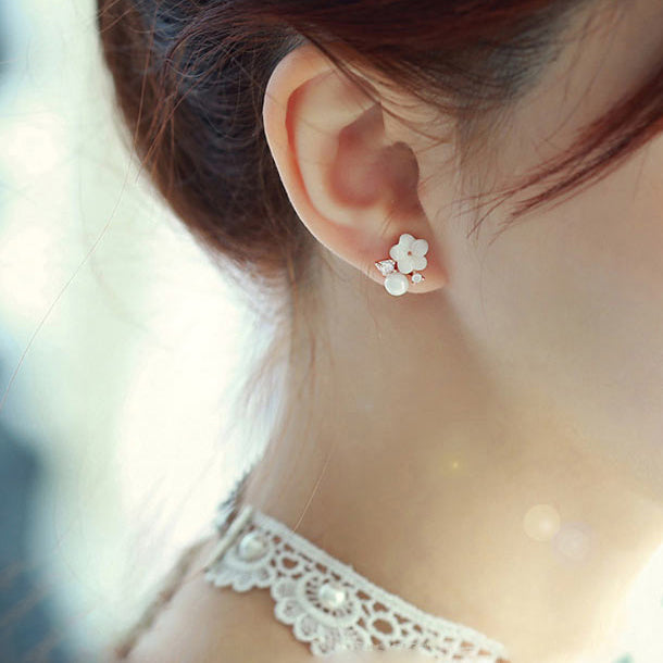 Boucle d'oreille femme en argent 925 avec fleur blanche, perle et strass étincelants. Élégantes et sophistiquées, idéales pour toutes occasions.