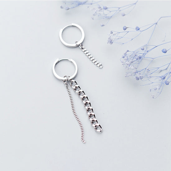 Boucle d'oreille en argent 925 avec chaînes pendantes asymétriques - Femme. Design moderne avec anneaux et chaînes de tailles différentes, créant une dynamique unique à chaque oreille.