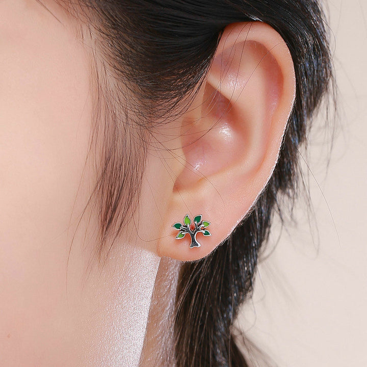 Boucle d'oreille arbre de vie en argent 925 avec feuilles colorées, représentation artistique de la vie et de la croissance. Parfait pour une touche distinctive et élégante.