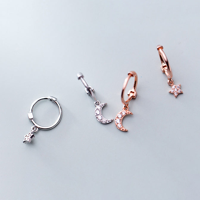 Boucles d'oreille asymétriques : lune et étoile en strass, argent 925. Style féminin et tendance pour une allure céleste.