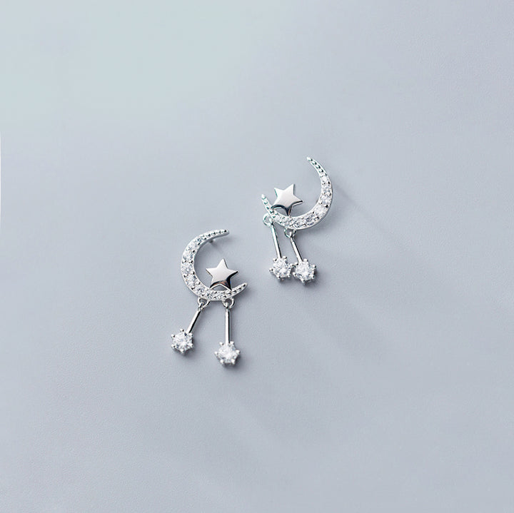 Boucle d'oreille lune strass étoile diamants pendants - Argent 925. Design délicat évoquant le mystère des nuits étoilées. Une touche d'éclat et de mouvement pour une sophistication céleste.