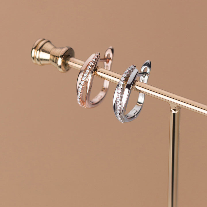Boucle d'oreille dormeuse triple anneaux croisés avec strass en argent 925 - Femme. Un design élégant et audacieux qui attirera tous les regards.