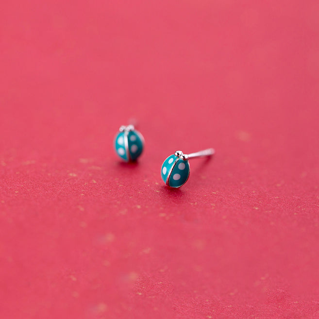 Une paire de boucles d'oreille en forme de coccinelle bleue avec des points blancs. Parfait pour ajouter une touche de couleur et de fun à votre style. En argent 925, ces boucles d'oreille sont à la fois ludiques et élégantes. Dimensions : 4 x 5 mm, poids : 4 g.