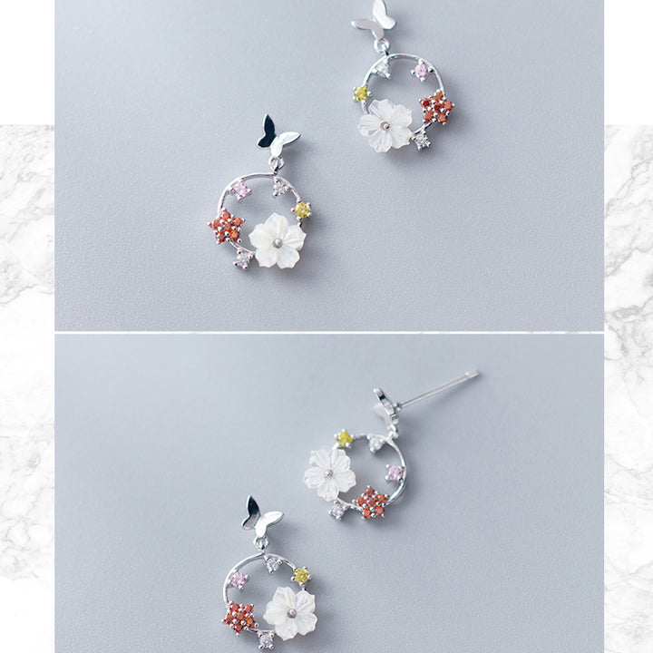 Boucle d'oreille pendante ronde papillon fleurs en argent 925 - Femme. Charme délicat et composition romantique, captivant la nature et la féminité.