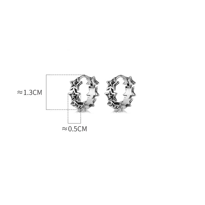 Boucle d'oreille créole étoiles argent vieilli - Femme - Argent 925. Uniques et vintage, ces boucles d'oreille en argent 925 représentent des étoiles. Leur finition vieillie ajoute du caractère, rappelant la beauté des cieux étoilés. Parfaites pour un look remarquable, elles s'adaptent à toutes les tenues, élégantes ou décontractées.