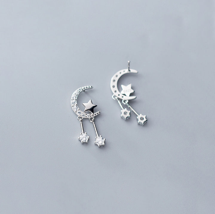 Boucles d'oreille argent lune étoile strass, diamants pendants - Femme. Design délicat évoquant un ciel étoilé, avec scintillants strass et une touche d'éclat et de mouvement.