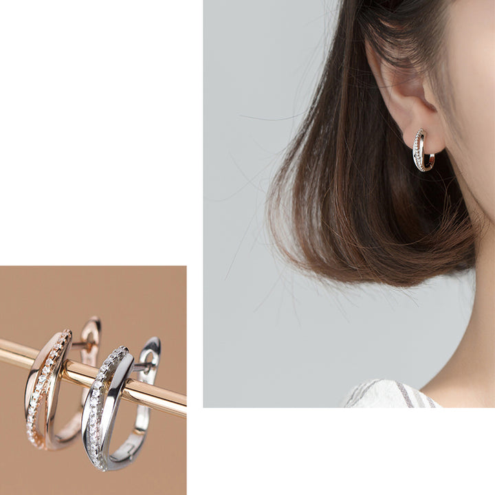 Boucle d'oreille dormeuse avec triple anneaux croisés et strass pour femme en argent 925. Un design élégant et audacieux qui attire les regards.