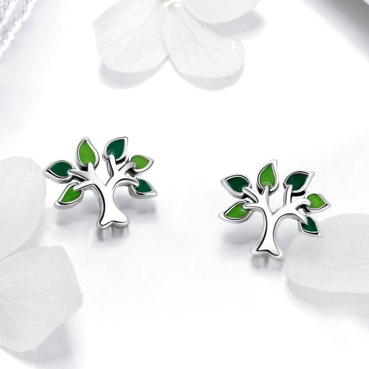 Boucles d'oreille arbre de vie coloré avec feuilles vertes, en argent 925. Représentation artistique de la vie et de la croissance. Parfaites pour ajouter une touche distinctive à n'importe quelle tenue féminine.