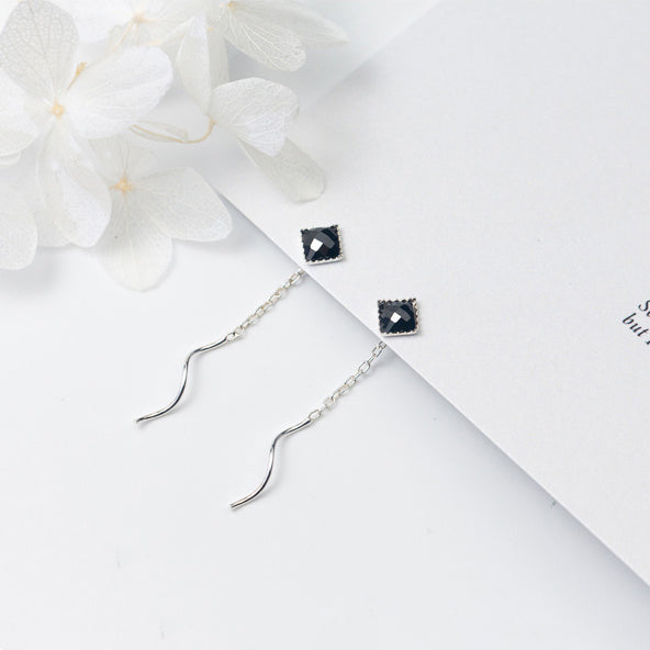 Boucle d'oreille pendante argent 925, obsidienne noire carrée, chaîne et tige ondulée - Femme. Élégance moderne pour les occasions spéciales.