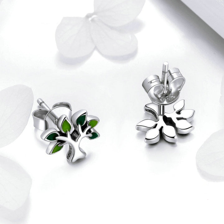 Une paire de boucles d'oreille arbre de vie en argent 925 avec des feuilles colorées. Une représentation vibrante et artistique de la vie et de la croissance. Parfaites pour ajouter une touche distinctive à n'importe quelle tenue.