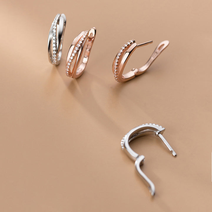 Boucle d'oreille dormeuse avec triple anneaux croisés et strass - Femme - Argent 925. Un design élégant et audacieux pour attirer les regards à chaque fois que vous les porterez.