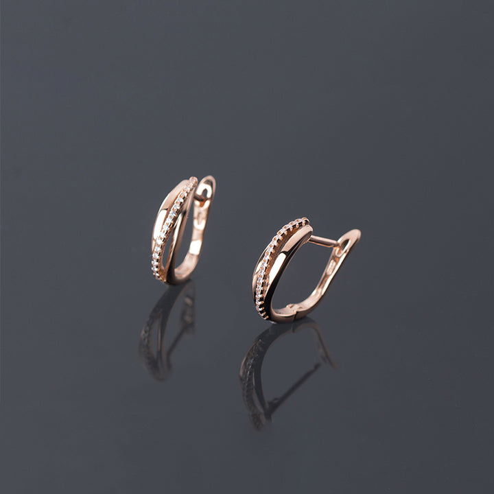 Boucle d'oreille dormeuse triple anneaux croisés avec strass en argent 925 - Femme. Un design élégant et audacieux qui attirera les regards à chaque fois que vous les porterez.