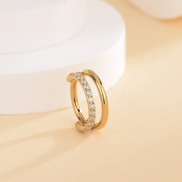 Une bague en or avec des diamants, idéale pour sublimer votre look avec distinction.