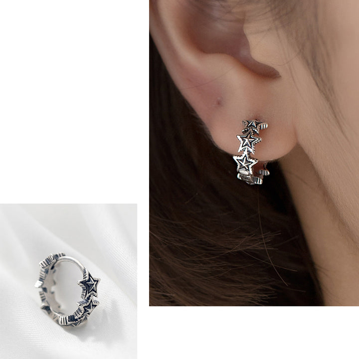 Boucle d'oreille créole étoiles argent vieilli - Femme - Argent 925. Une paire de boucles d'oreille en argent vieilli en forme d'étoiles, pour une esthétique vintage et céleste. Parfaites pour un look remarquable avec une tenue élégante ou décontractée.