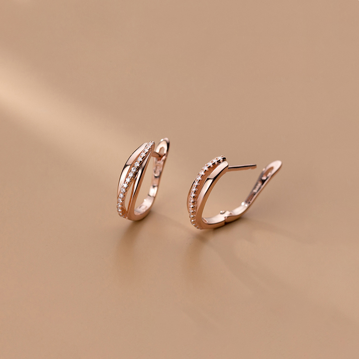Boucle d'oreille dormeuse triple anneaux croisés avec strass - Argent 925 - Élégance audacieuse pour les femmes.