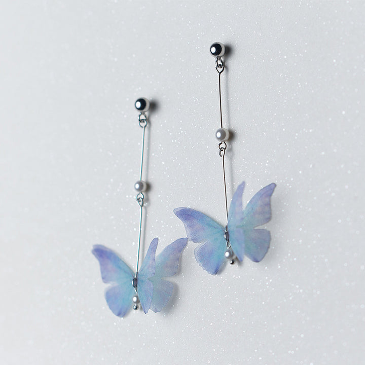 Boucles d'oreilles pendantes longues avec papillon délicat et perle élégante en argent 925. Un monde poétique et harmonieux pour chaque femme.