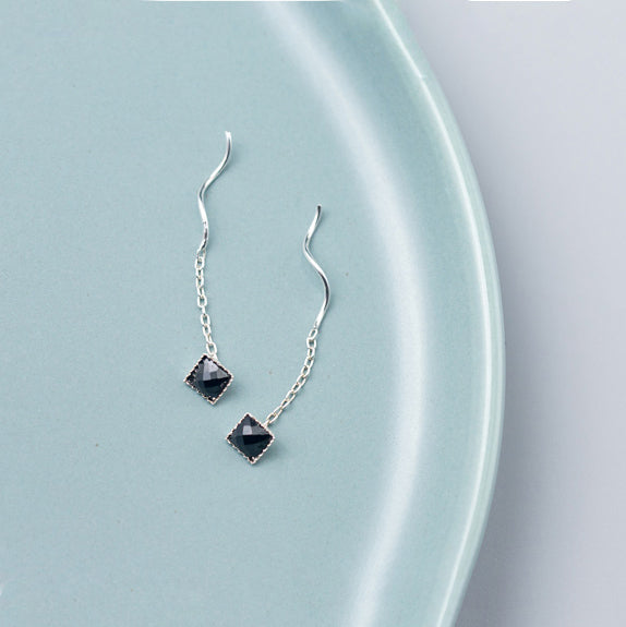Boucles d'oreille pendantes argent 925, obsidienne noire carrée, chaîne et tige ondulée - Femme. Élégance moderne pour les occasions spéciales.