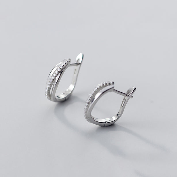 Boucle d'oreille dormeuse triple anneaux croisés strass en argent 925 - Femme. Élégantes et audacieuses, ces boucles d'oreilles attirent les regards avec leur design unique.