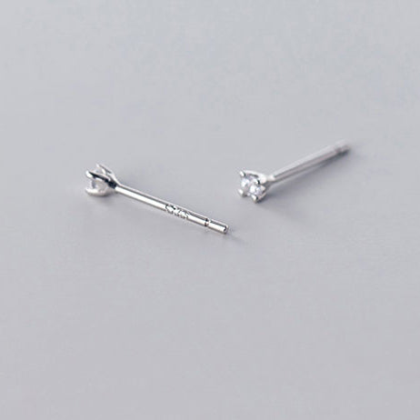 Boucle d'oreille minimaliste avec diamant en argent 925 - Femme. Confection raffinée, éclat scintillant. Offrez-vous une élégance discrète.