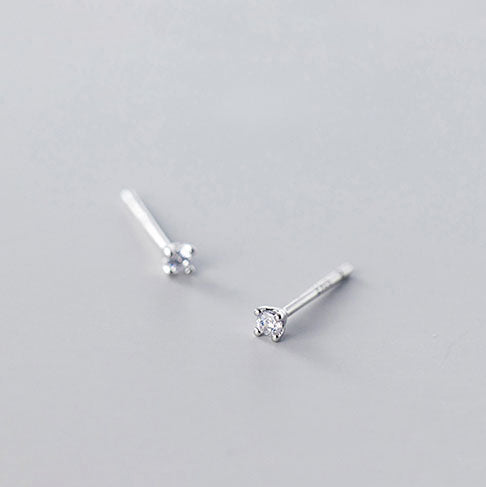 Boucle d'oreille minimaliste avec petit diamant en argent 925 - Femme. Un bijou élégant et raffiné pour compléter votre tenue.