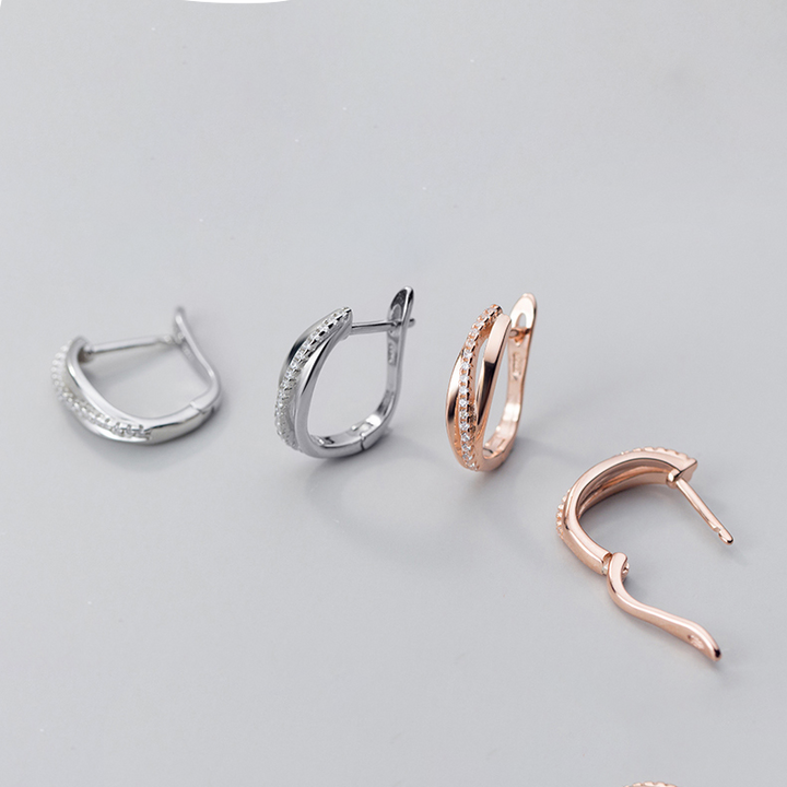 Boucle d'oreille dormeuse triple anneaux croisés strass - Femme - Argent 925. Élégantes boucles d'oreilles avec des anneaux en argent et or rose, ornés de strass scintillants.