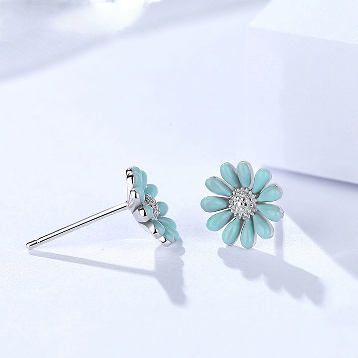 Boucle d'oreille fleur bleue avec strass - Enfant - Argent 925. Bijou mode en argent orné de pétales bleu ciel et d'un cœur étincelant. Idéal pour les petites filles qui aiment la mode.