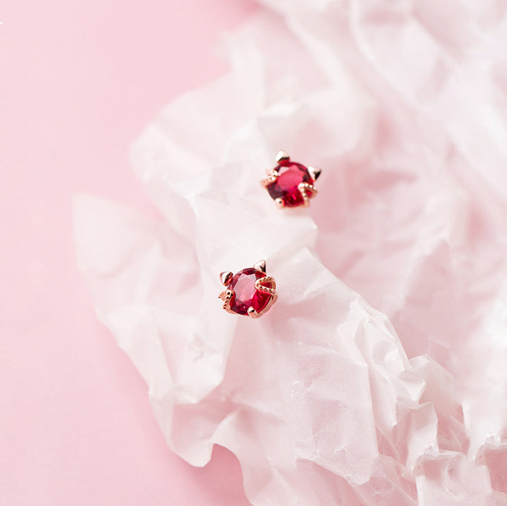 Boucle d'oreille chat diamant rubis rouge en argent 925 - Femme. Tête scintillante en zirconium rouge rubis, oreilles et moustaches en argent délicatement façonnées. Allure féline et éclat raffiné.