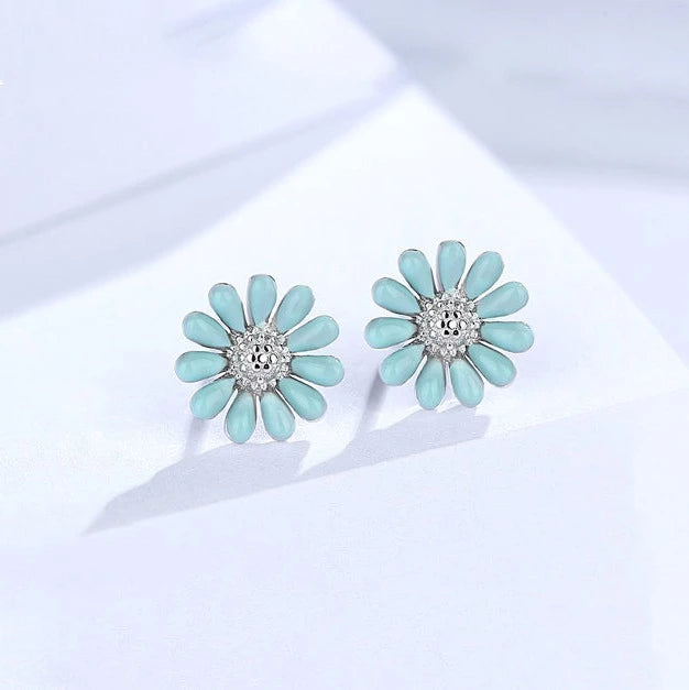 Boucle d'oreille fleur bleue en argent 925 avec strass étincelants - Enfant. Bijou idéal pour les petites filles aimant la mode. Parfait pour toute occasion spéciale ou pour illuminer le quotidien.