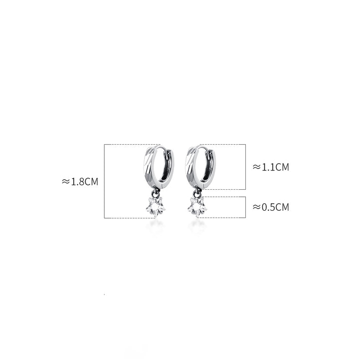 Une paire de boucles d'oreille pendantes en argent 925 avec un anneau martelé et une étoile en diamant de zirconium. Élégance brute et détails raffinés pour femmes.