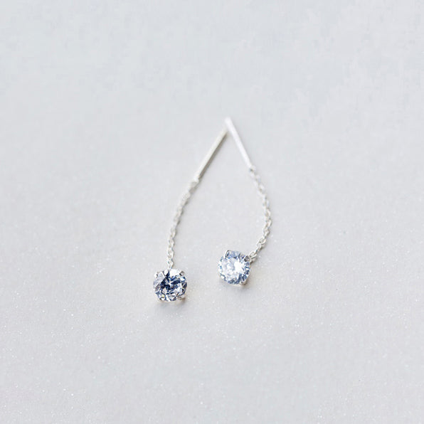 Boucle d'oreille pendante avec diamant étincelant en argent 925 - Femme. Alliant élégance et modernité, cette boucle d'oreille offre une allure raffinée et contemporaine. Parfaite pour agrémenter vos tenues de soirée ou pour apporter une touche d'éclat au quotidien.