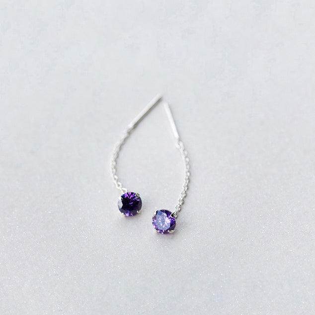 Boucle d'oreille pendante en argent 925 avec diamant violet, chaîne délicate et allure raffinée et contemporaine. 3,7 x 0,5 cm, 0,8 g. Femme.