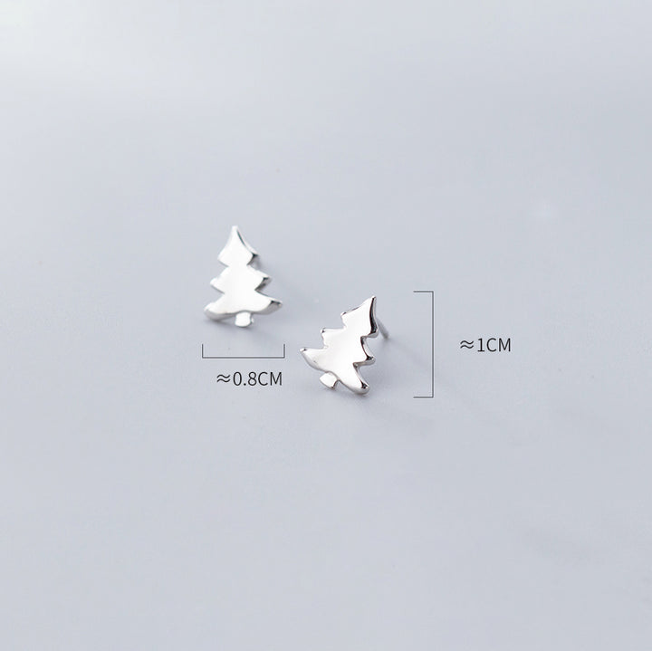 Une paire de boucles d'oreille en argent 925 en forme de sapin de Noël, idéales pour les enfants pendant la saison festive. Design simple et élégant évoquant l'esprit de Noël, parfait pour ajouter une touche festive à la tenue de votre petite fille. Dimensions : 1 x 0,8 cm.