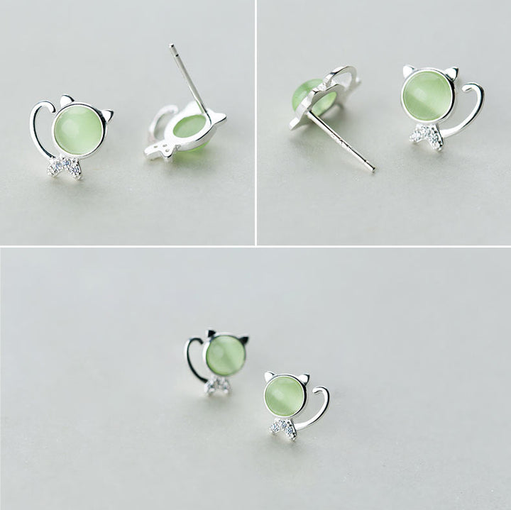 Boucle d'oreille chat argent 925, cristal vert et strass - Femme. Élégance naturelle et luxe fusionnent dans ces boucles d'oreille en forme de chat délicat, avec une tête accentuée par un cristal vert clair et un corps scintillant de strass de zirconium.