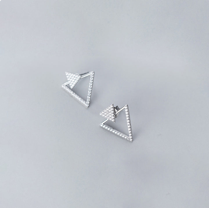 Boucle d'oreille double triangles strass en argent 925, avec un triangle plein étincelant surmontant un triangle ajouré plus grand.