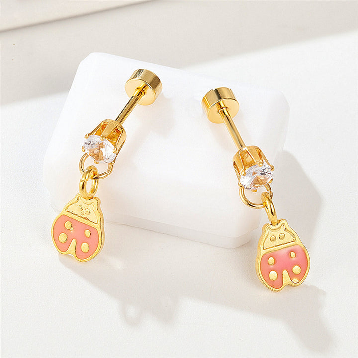 Boucle d'oreille pendante diamant coccinelle colorée - Enfant - Acier inoxydable plaqué or. Une paire de boucles d'oreilles en or avec des charms de coccinelle rose.