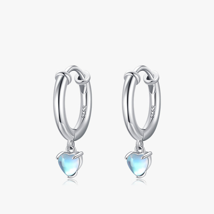 Une paire de boucles d'oreilles en argent 925 avec des pierres en forme de cœur bleu - Femme - Argent 925, 3,27 g, 4 x 4 mm.