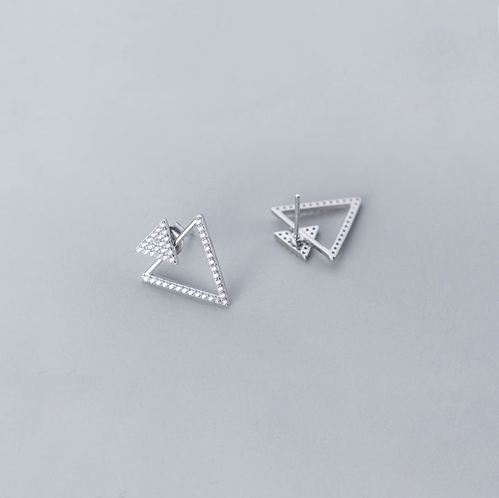 Boucle d'oreille double triangles strass en argent 925, avec un triangle plein étincelant et un triangle ajouré plus grand, éclatant avec des strass sur deux côtés. Parfait pour ajouter une touche de raffinement à tout ensemble féminin.