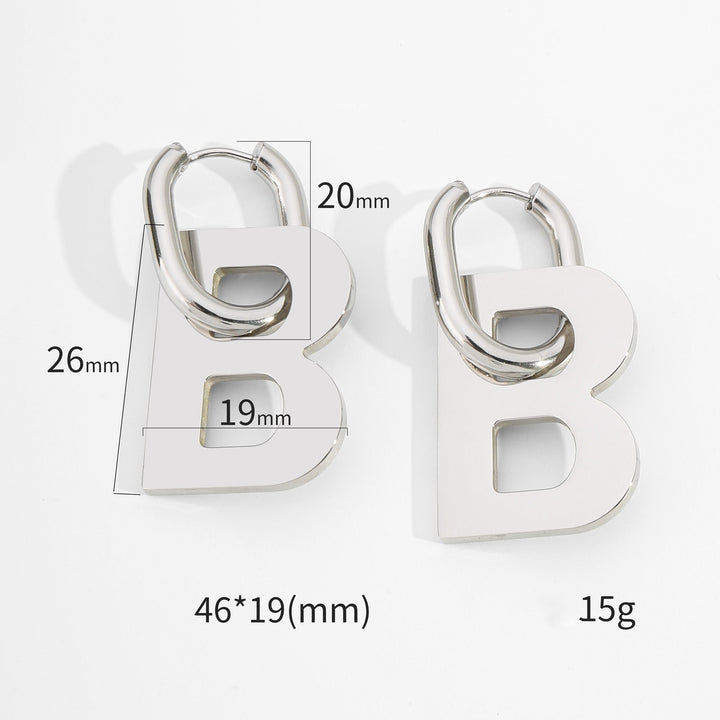 Une paire de boucles d'oreille pendantes créoles ovales en argent avec la lettre B - Femme - Acier inoxydable.