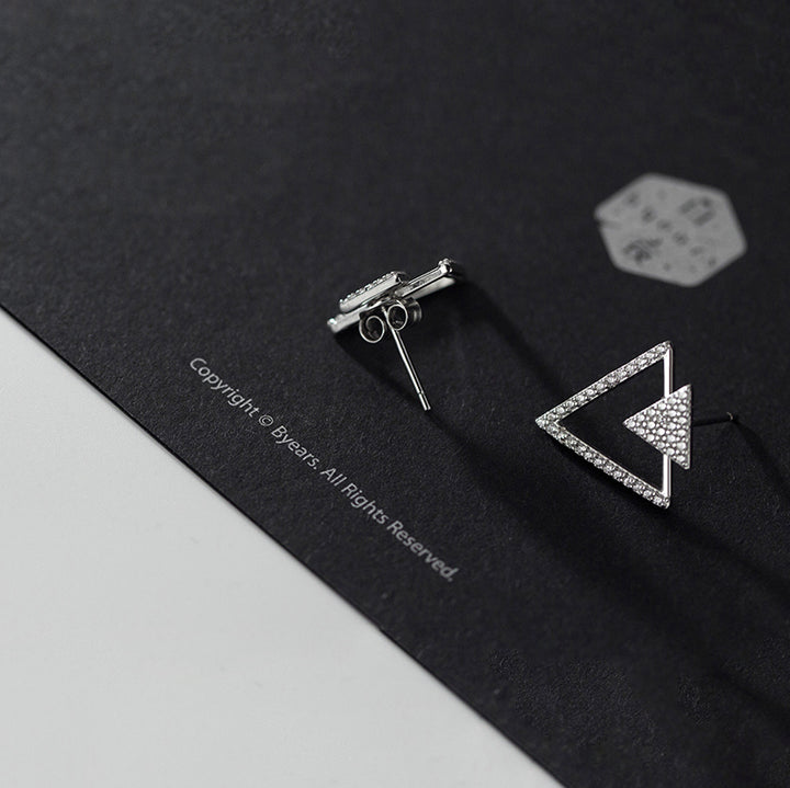 Boucle d'oreille double triangles strass en argent 925 - Élégance et raffinement pour une touche de finesse à votre ensemble.