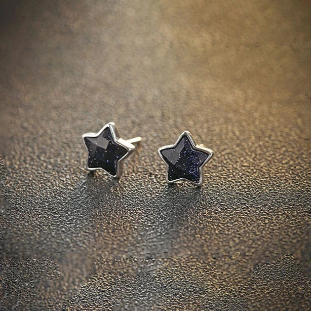 Boucle d'oreille étoile argent 925 avec agate noire pour enfant. Ajoutez une touche d'éclat mystérieux à la collection de bijoux de votre petite fille avec ces boucles d'oreille en forme d'étoile. Parfaites pour ajouter un brin de magie aux tenues de tous les jours.