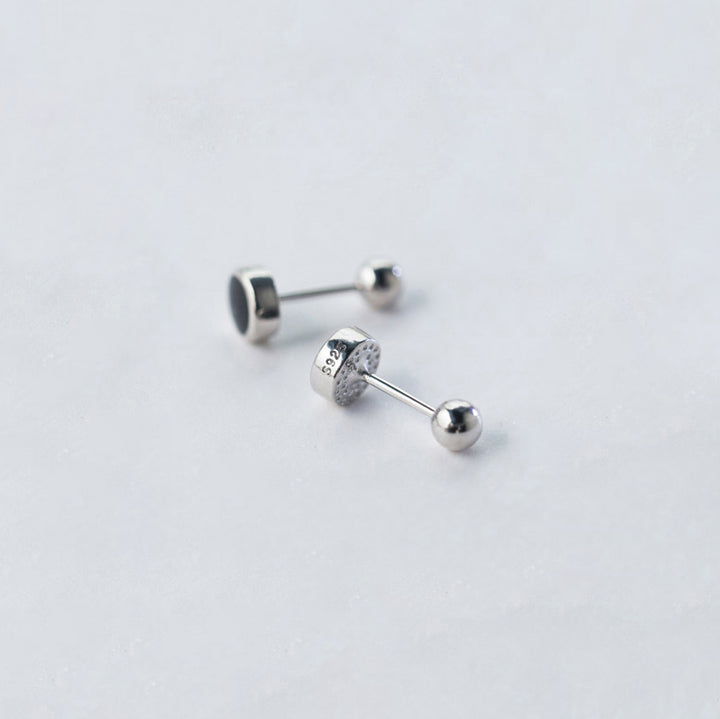 Boucle d'oreille ronde en argent 925, design épuré avec cercle noir au centre. Tige droite et fermeture sécurisée pour un port confortable et sûr. Taille : 6 x 6 mm. Femme. #1001BouclesdOreille