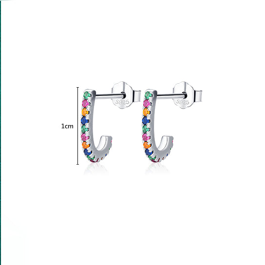 Une paire de boucles d'oreilles demi anneau avec strass colorés - Femme - Argent 925. Élégance discrète et éclat sublimé pour un design intemporel.