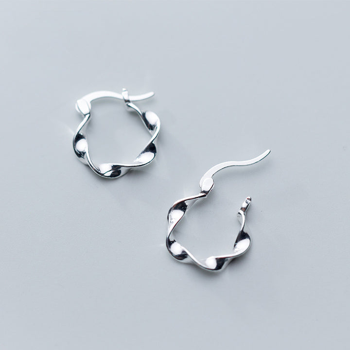 Boucle d'oreille créole torsadée en argent 925 - Élégance intemporelle et audace combinées pour une touche unique de sophistication. Idéale pour chaque occasion, légère et agréable à porter toute la journée.