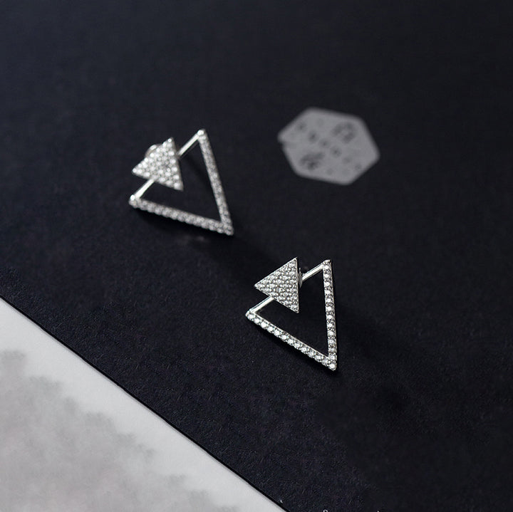 Boucles d'oreille double triangles strass en argent 925 - Un triangle plein étincelant surmonte un triangle ajouré plus grand, créant un jeu visuel séduisant. Parfait pour ajouter une touche de raffinement à tout ensemble féminin.