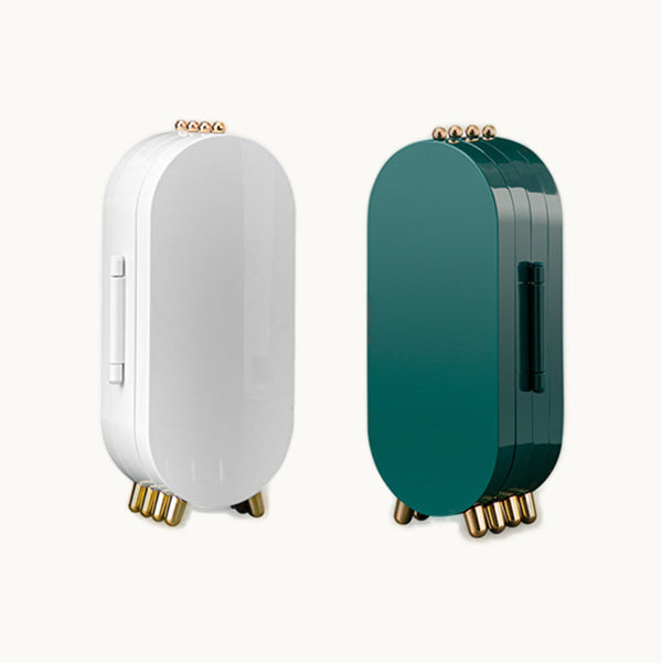 Ce sont deux présentoirs pour ranger des boucles d'oreilles en forme d'accordéon. Il y a un présentoir blanc et un vert et les deux ont des finitions dorées. La forme est ovale. 