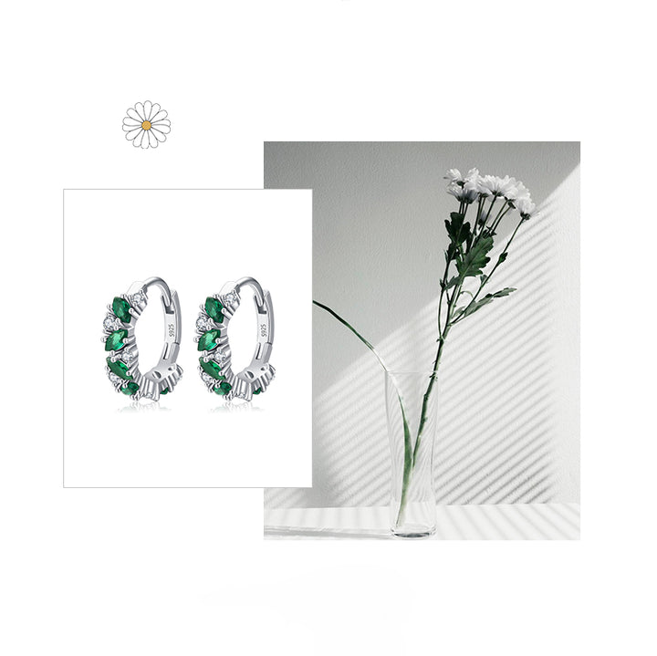 Boucle d'oreille créole avec fleur dans un vase en argent 925 - Femme - Argent 925, Zirconium. Élégantes et scintillantes, ces boucles d'oreille incarnent la simplicité moderne et le charme classique. Un bijou incontournable pour chaque femme. Dimensions : 16 mm. Poids : 2,56 g.