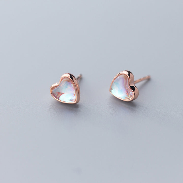 Boucle d'oreille cœur pierre opale arc-en-ciel - Femme - Argent 925. Une paire de boucles d'oreilles en forme de cœur ornées d'opales chatoyantes. Ajoutez une touche d'élégance à vos tenues avec ces bijoux en argent 925.