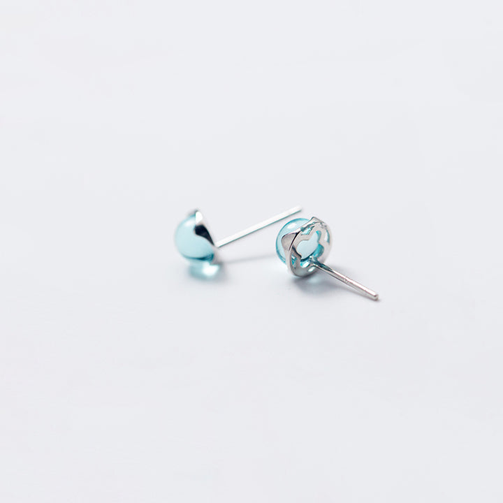 Boucle d'oreille ronde cristal bleu clair en argent 925. Éclat unique et teinte rafraîchissante pour une élégance quotidienne ou une tenue de soirée. Bijou intemporel pour les amoureuses de la couleur.