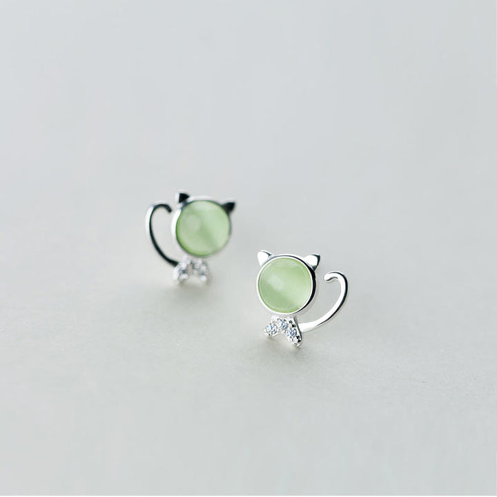 Boucle d'oreille chat avec pierre cristal vert et strass - Élégance naturelle et luxe fusionnent dans ces boucles d'oreille en argent 925. Grâce féline et brillance subtile.