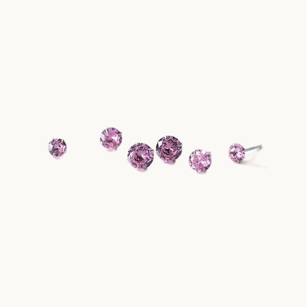 Ce sont des boucles d'oreille diamant violet de différents diamètres. La tige est en argent. 